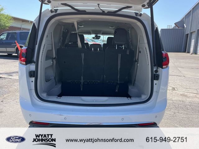 Used 2023 Chrysler Pacifica Touring-L image 12