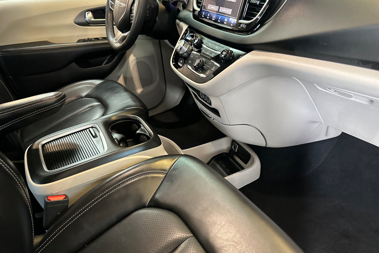 Used 2023 Chrysler Pacifica Touring-L FWD image 16