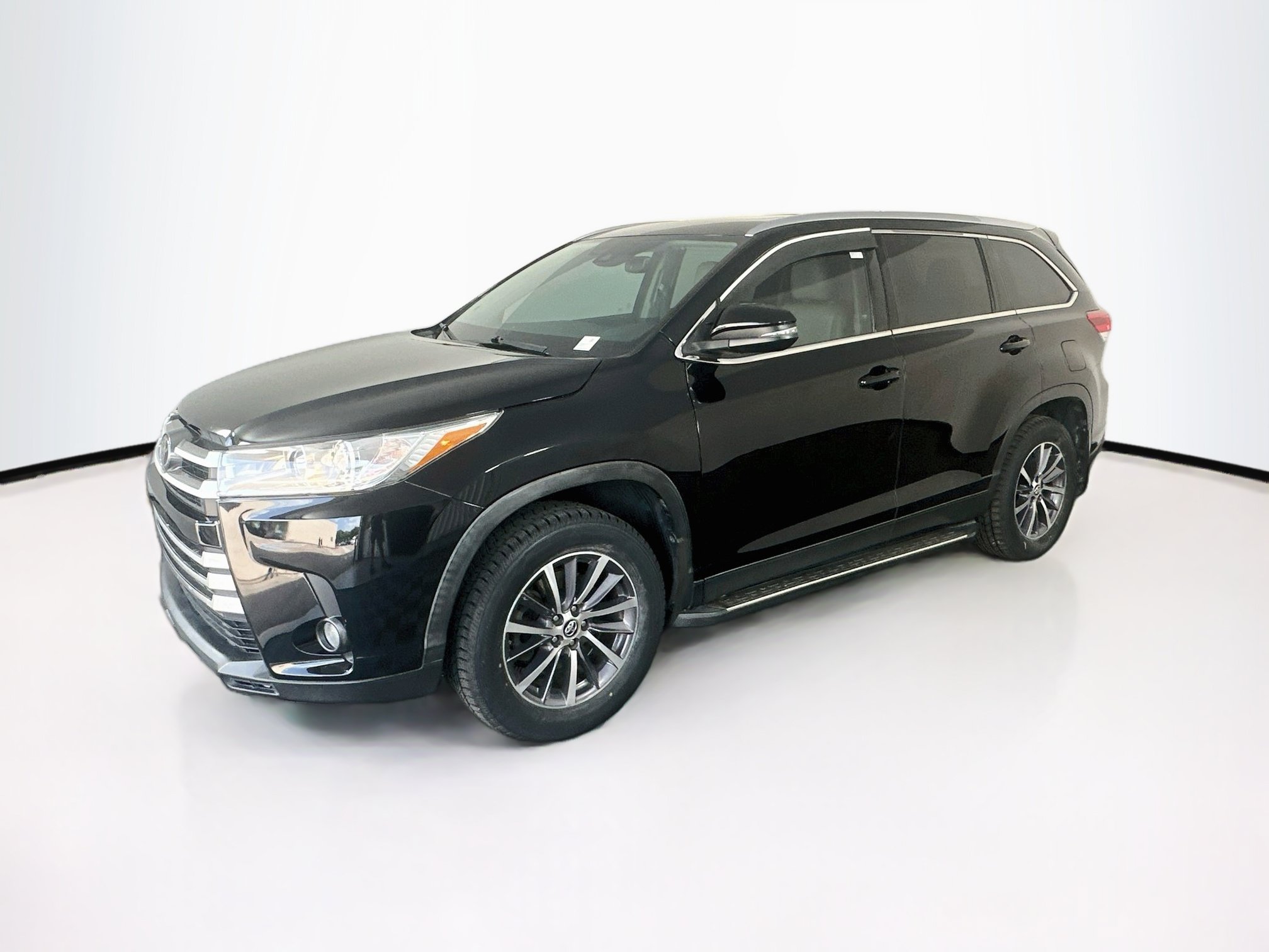 Used 2019 Toyota Highlander XLE FWD image 3