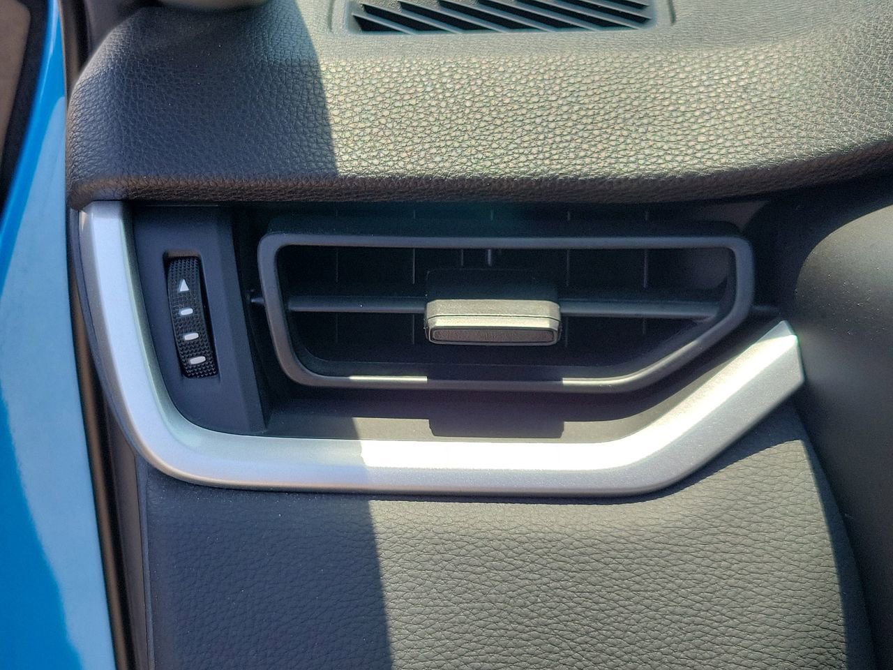 Used 2020 Toyota RAV4 LE FWD image 31