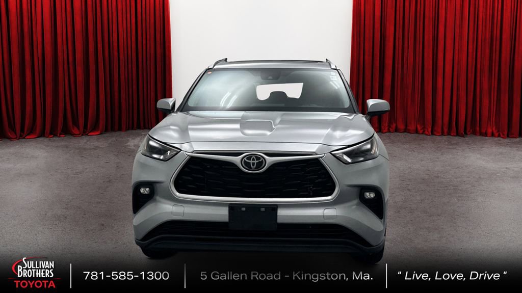 Used 2022 Toyota Highlander XLE AWD/4WD image 2