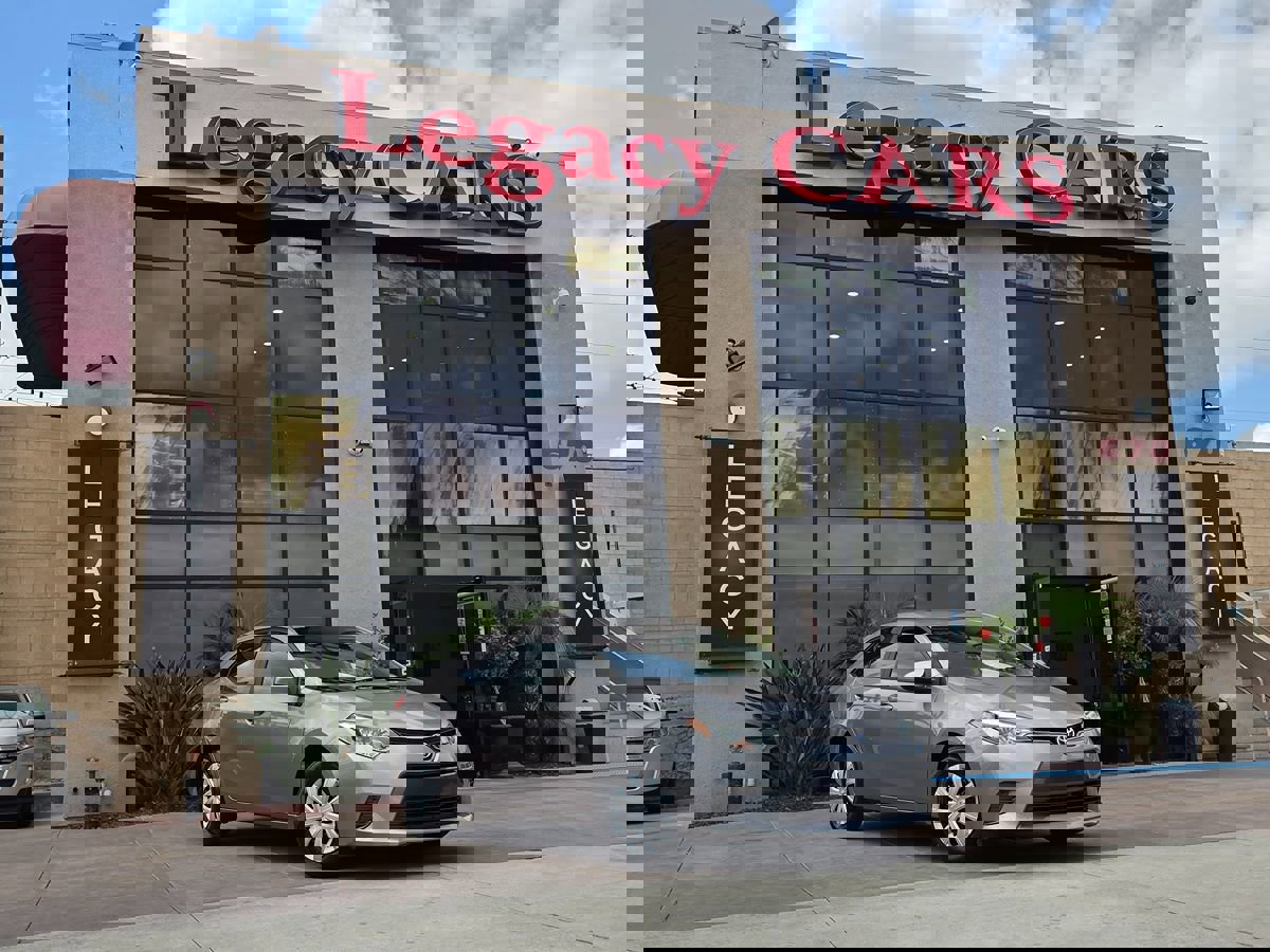 Used 2016 Toyota Corolla LE FWD image 2