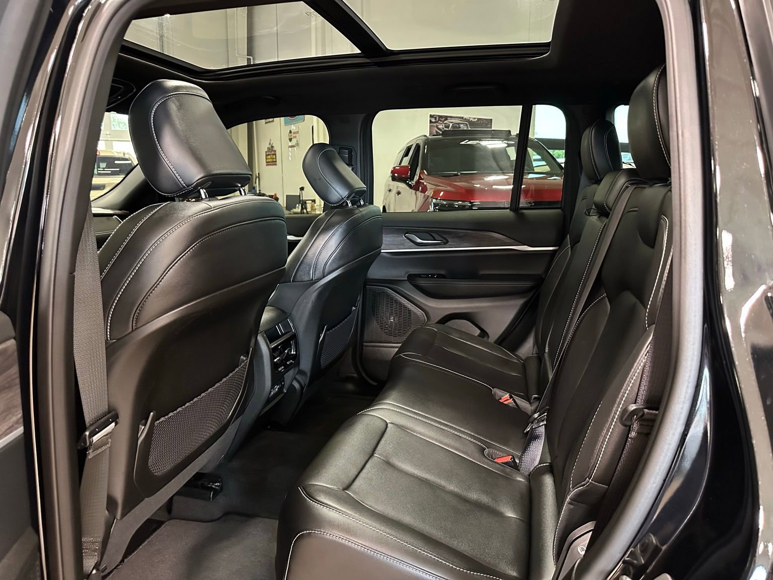 Used 2025 Jeep Grand Cherokee Limited AWD/4WD image 37