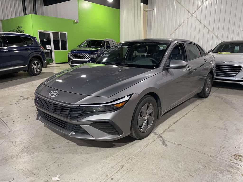 Used 2024 Hyundai Elantra SE FWD image 3