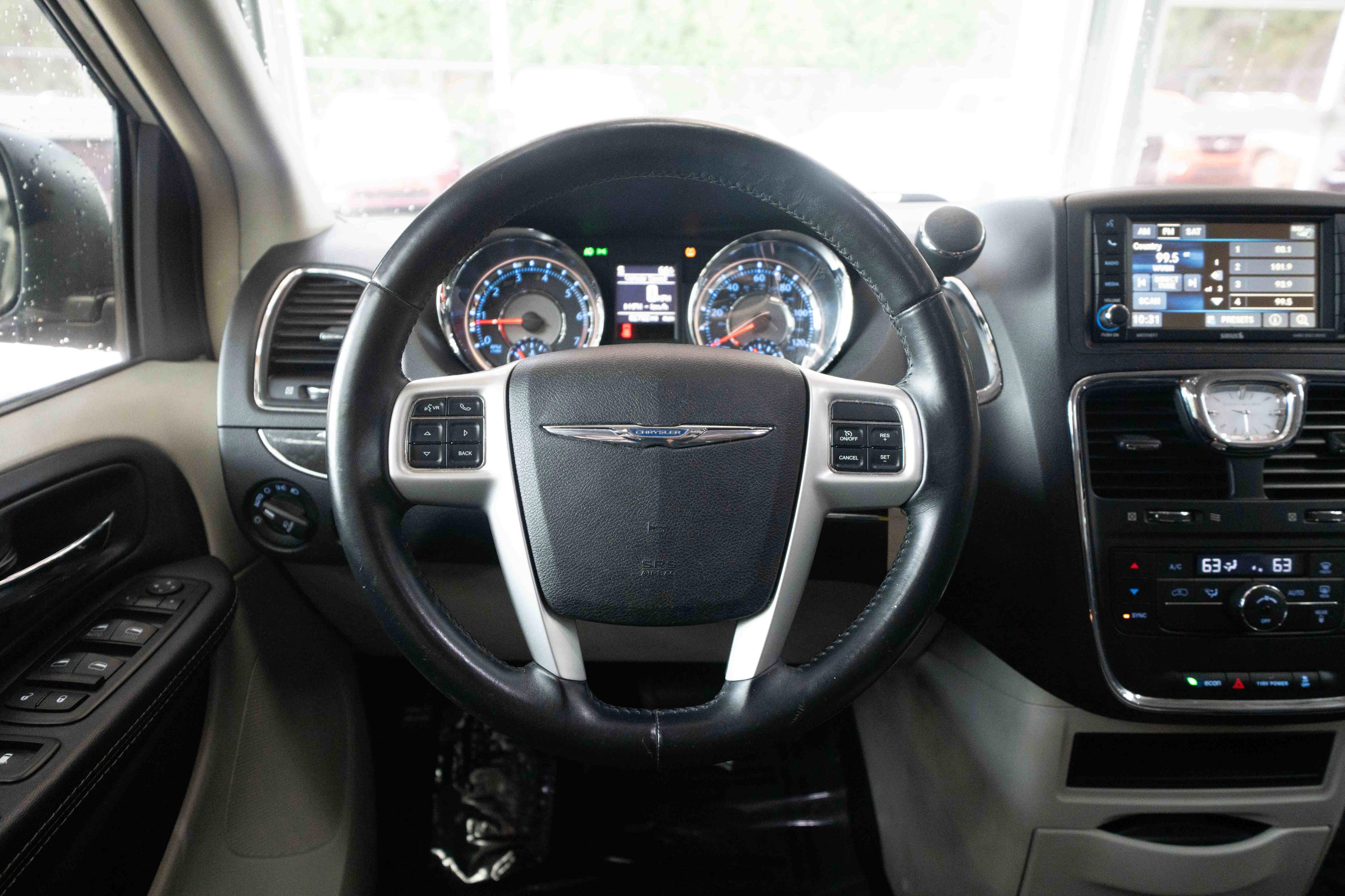 Used 2014 Chrysler Town & Country Touring image 20