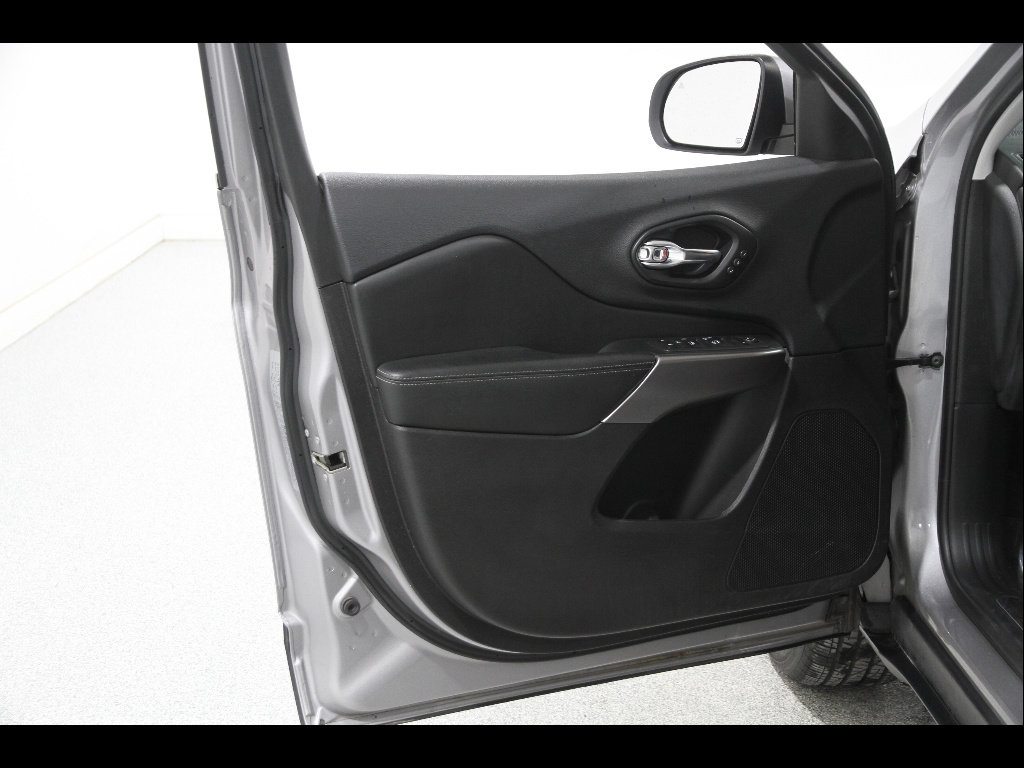 Used 2019 Jeep Cherokee Limited AWD/4WD image 4
