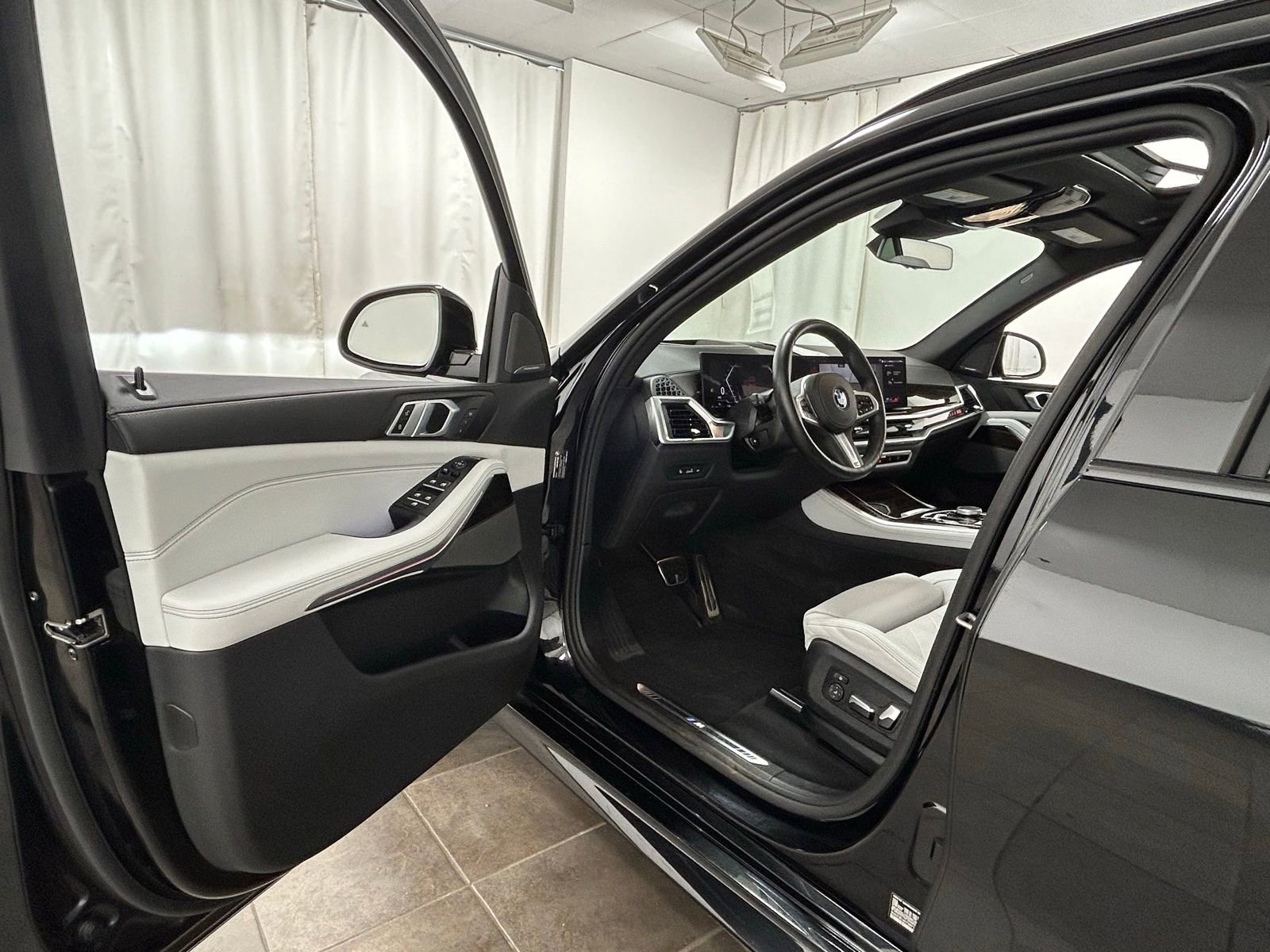 Used 2025 BMW X5 xDrive40i w/ M Sport Package image 24