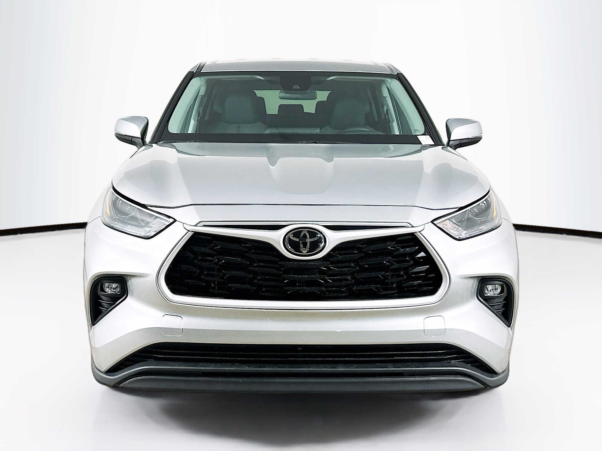 Used 2025 Toyota Highlander LE FWD image 2