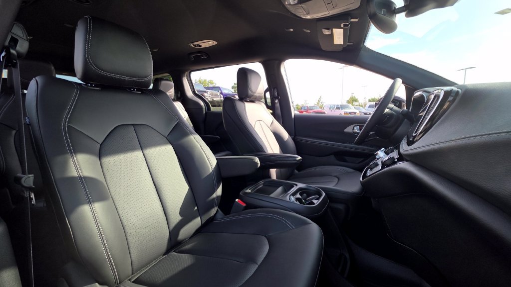 New 2027 Chrysler Pacifica Select FWD image 12