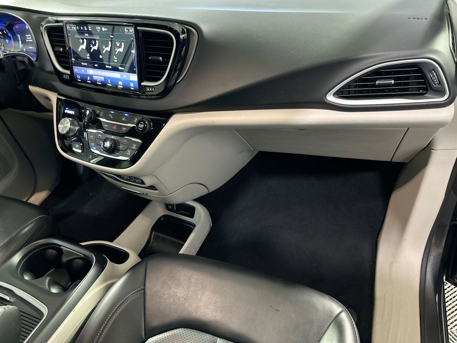 Used 2023 Chrysler Pacifica Touring-L image 37