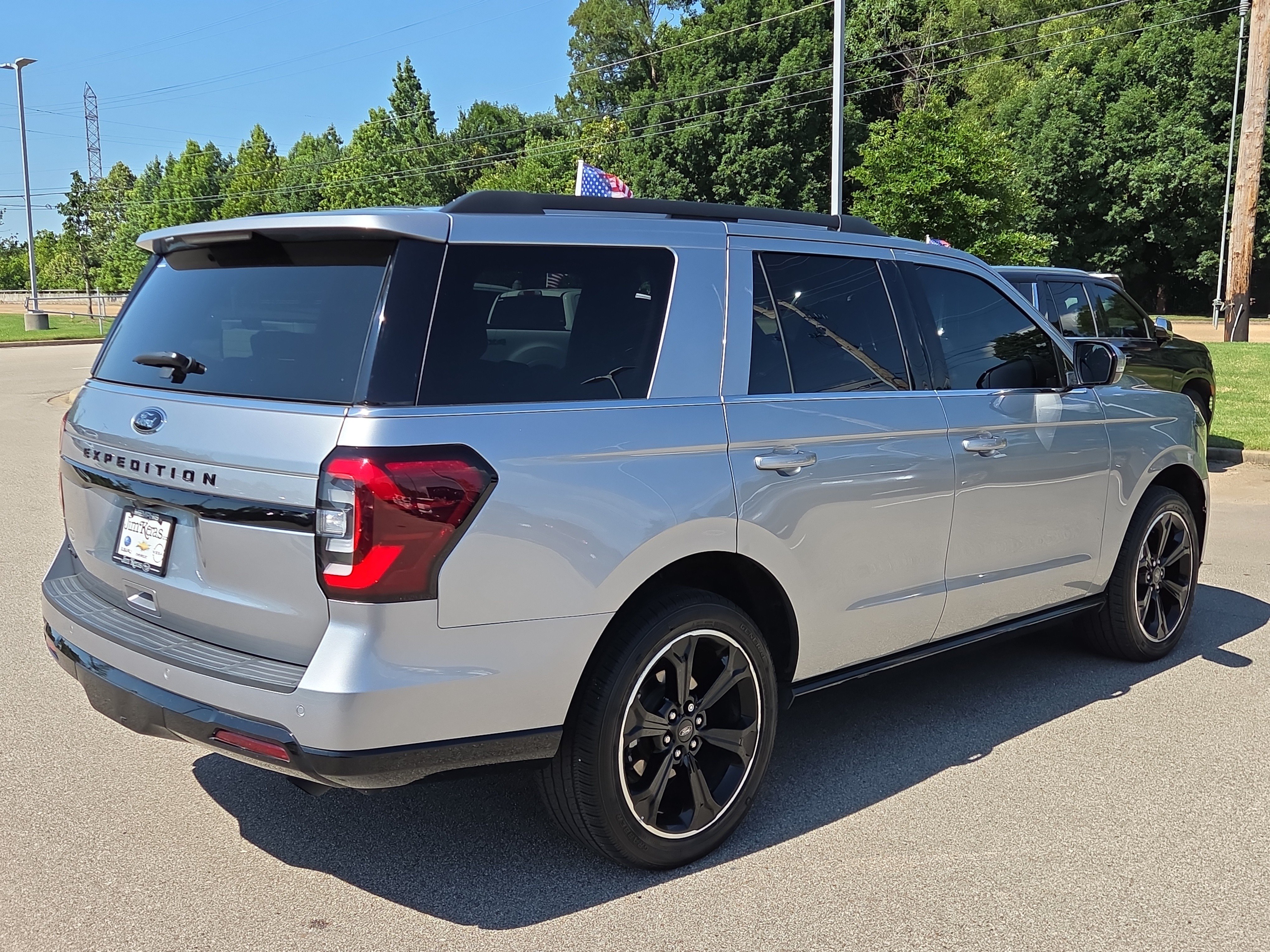 Used 2024 Ford Expedition Limited AWD/4WD image 3