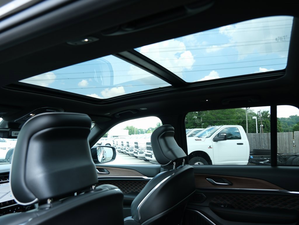 New 2025 Jeep Grand Cherokee Summit image 32