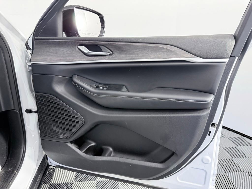 Used 2023 Jeep Grand Cherokee Limited w/ Black Appearance Package image 10