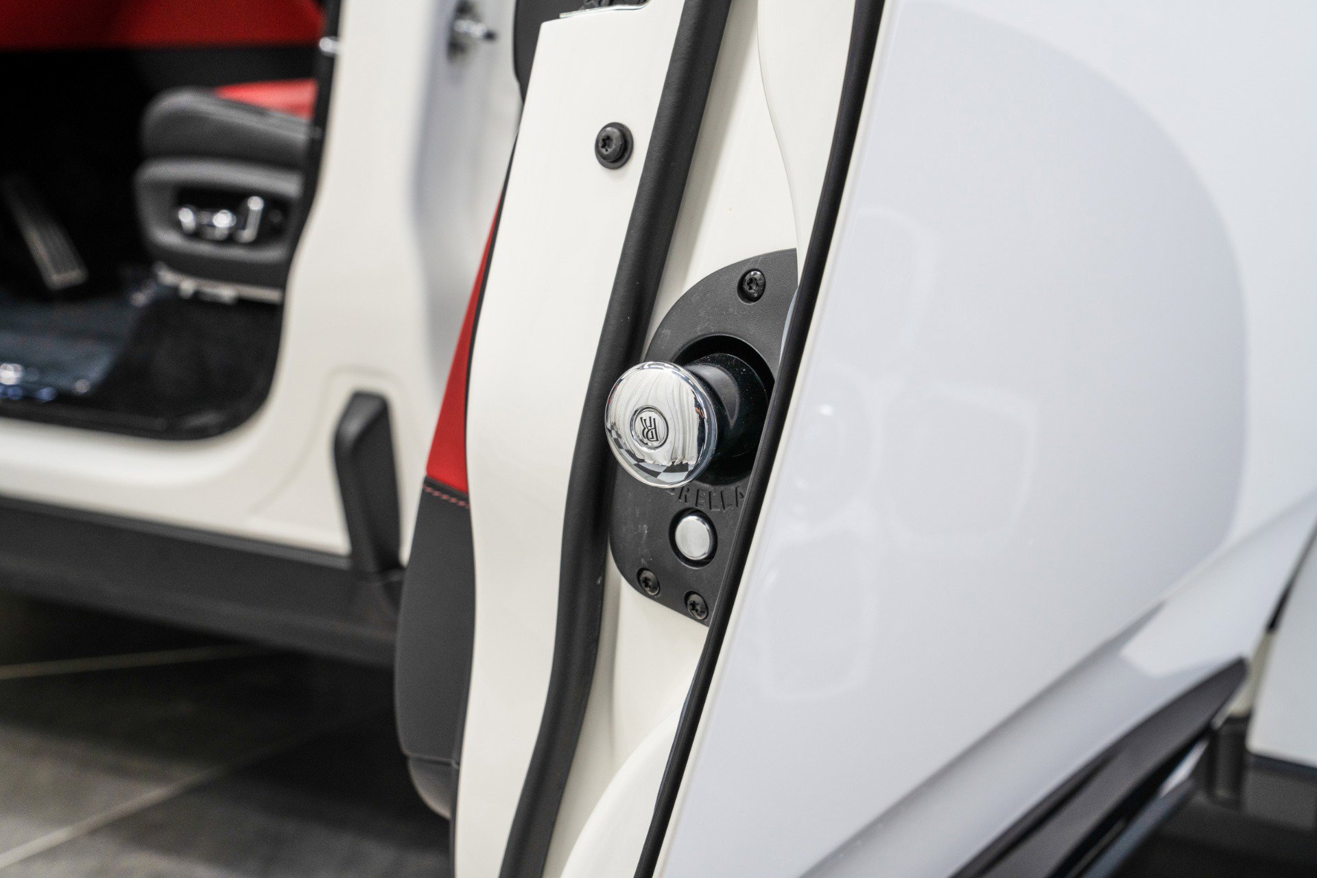 Used 2023 Rolls-Royce Cullinan Black Badge w/ Dark Exterior Package image 40