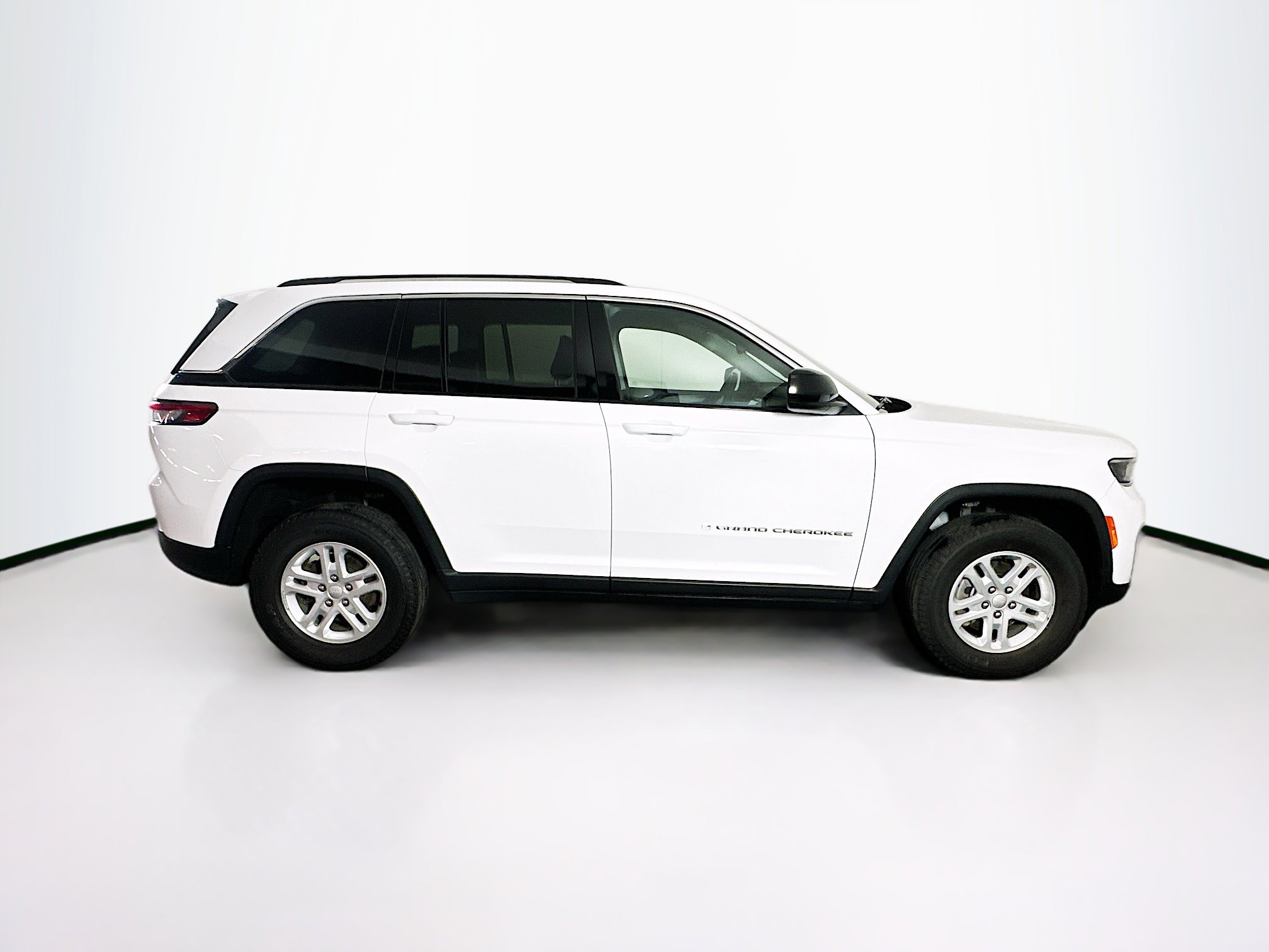 Used 2023 Jeep Grand Cherokee Laredo AWD/4WD image 10