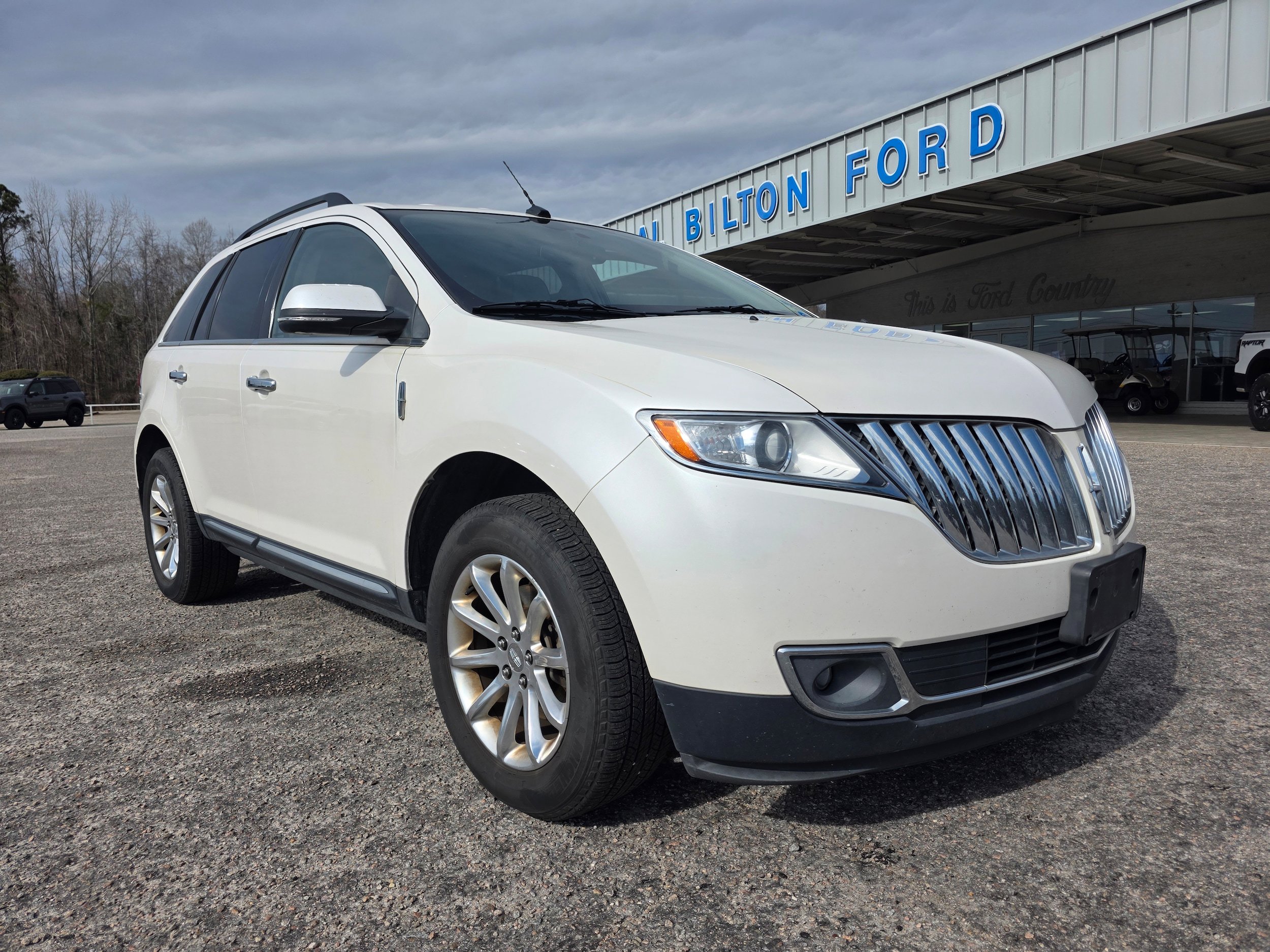 Used 2013 Lincoln MKX FWD image 1