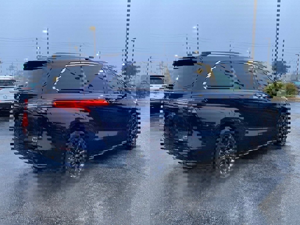 Certified 2022 Toyota Sienna XSE image 5