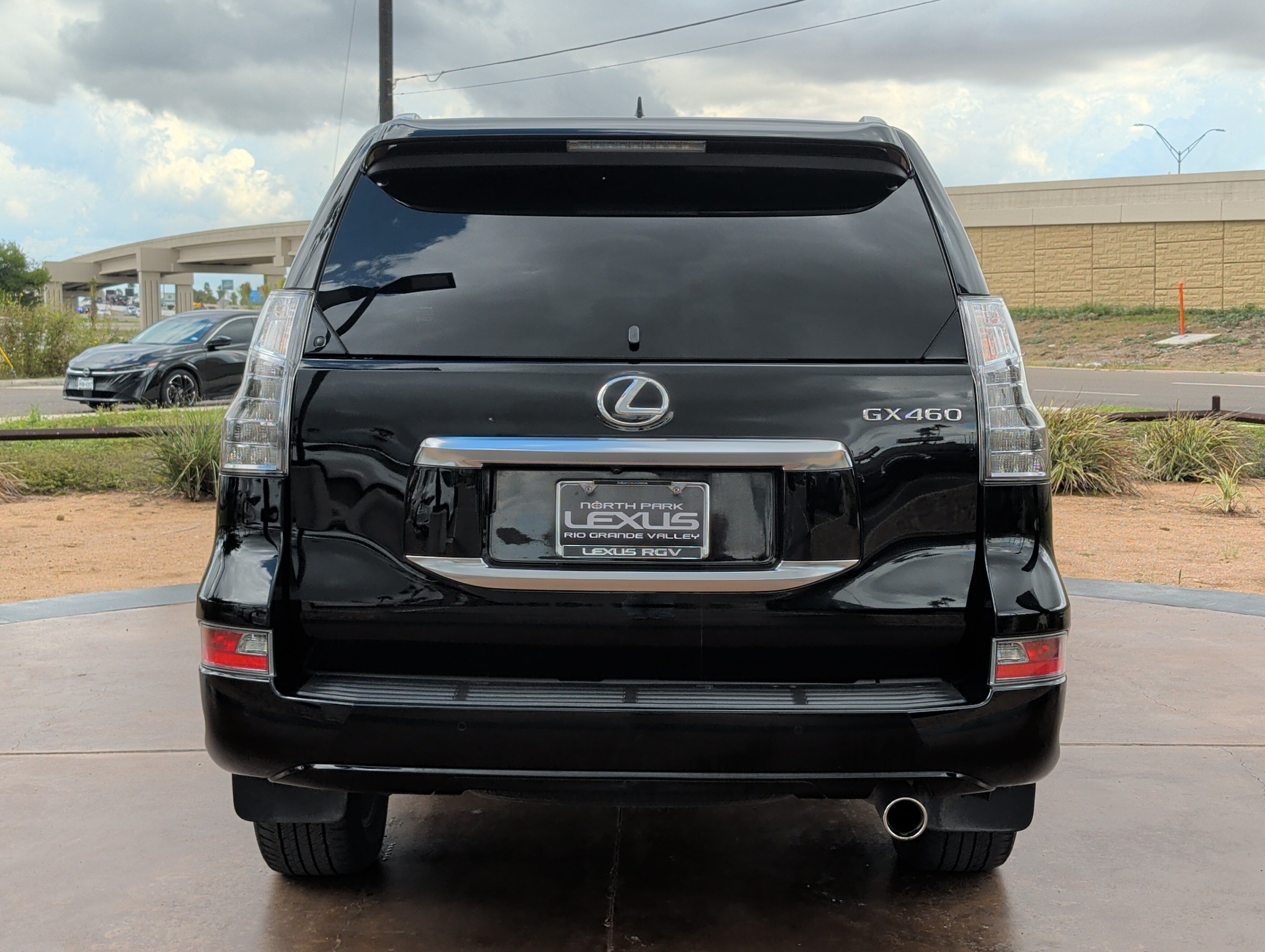 Used 2023 Lexus GX 460 Luxury w/ Accessory Package AWD/4WD image 3