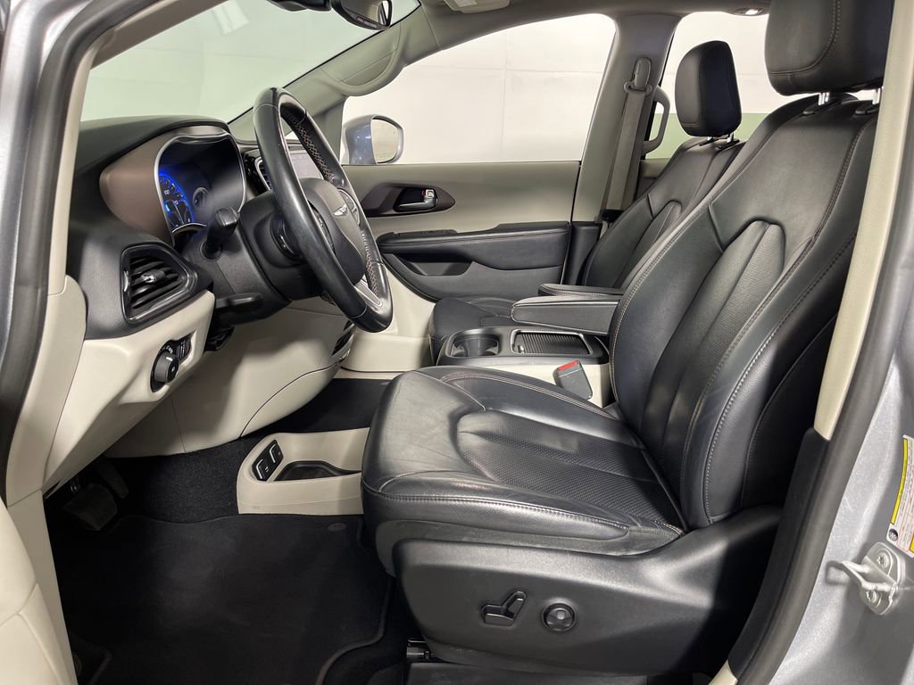 Used 2019 Chrysler Pacifica Touring-L Plus w/ Advanced Safetytec Group FWD image 12