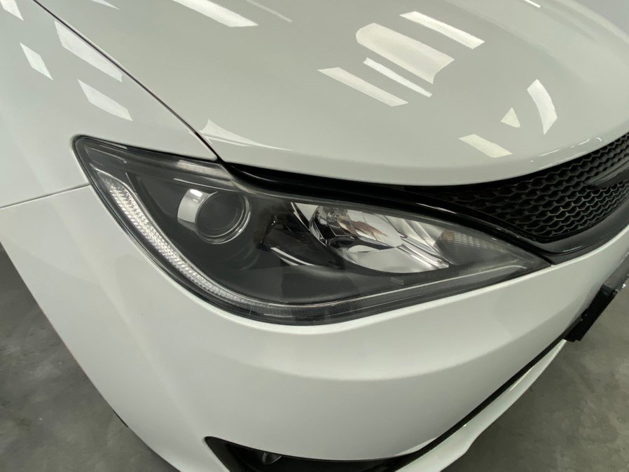 Used 2018 Chrysler Pacifica Limited w/ S Appearance Package FWD image 10