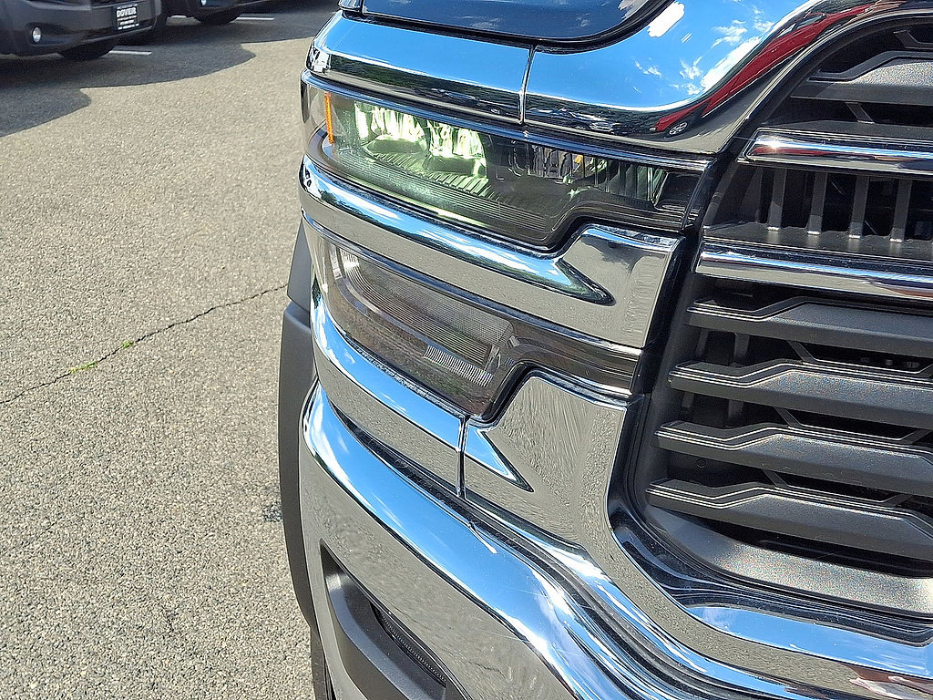 Used 2025 RAM 5500 4x4 Crew Cab image 19