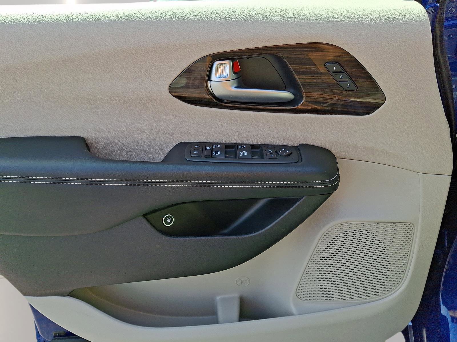 Used 2021 Chrysler Pacifica Limited image 29