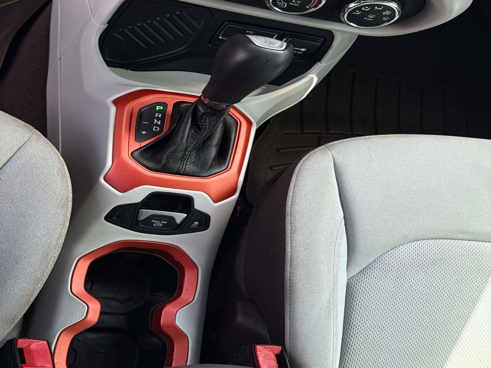 Used 2017 Jeep Renegade Latitude FWD image 23