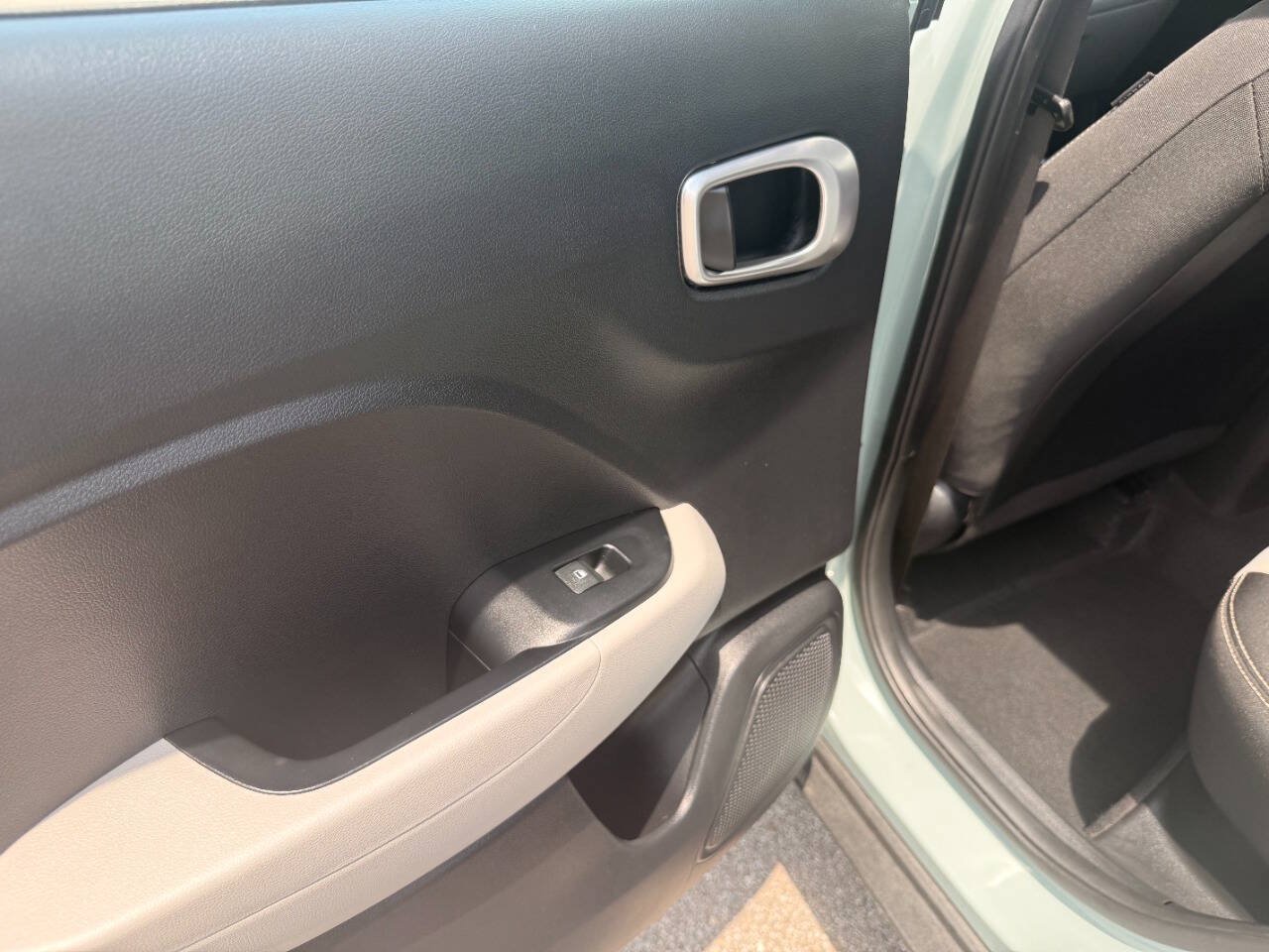 Used 2025 Hyundai Venue SEL FWD image 21