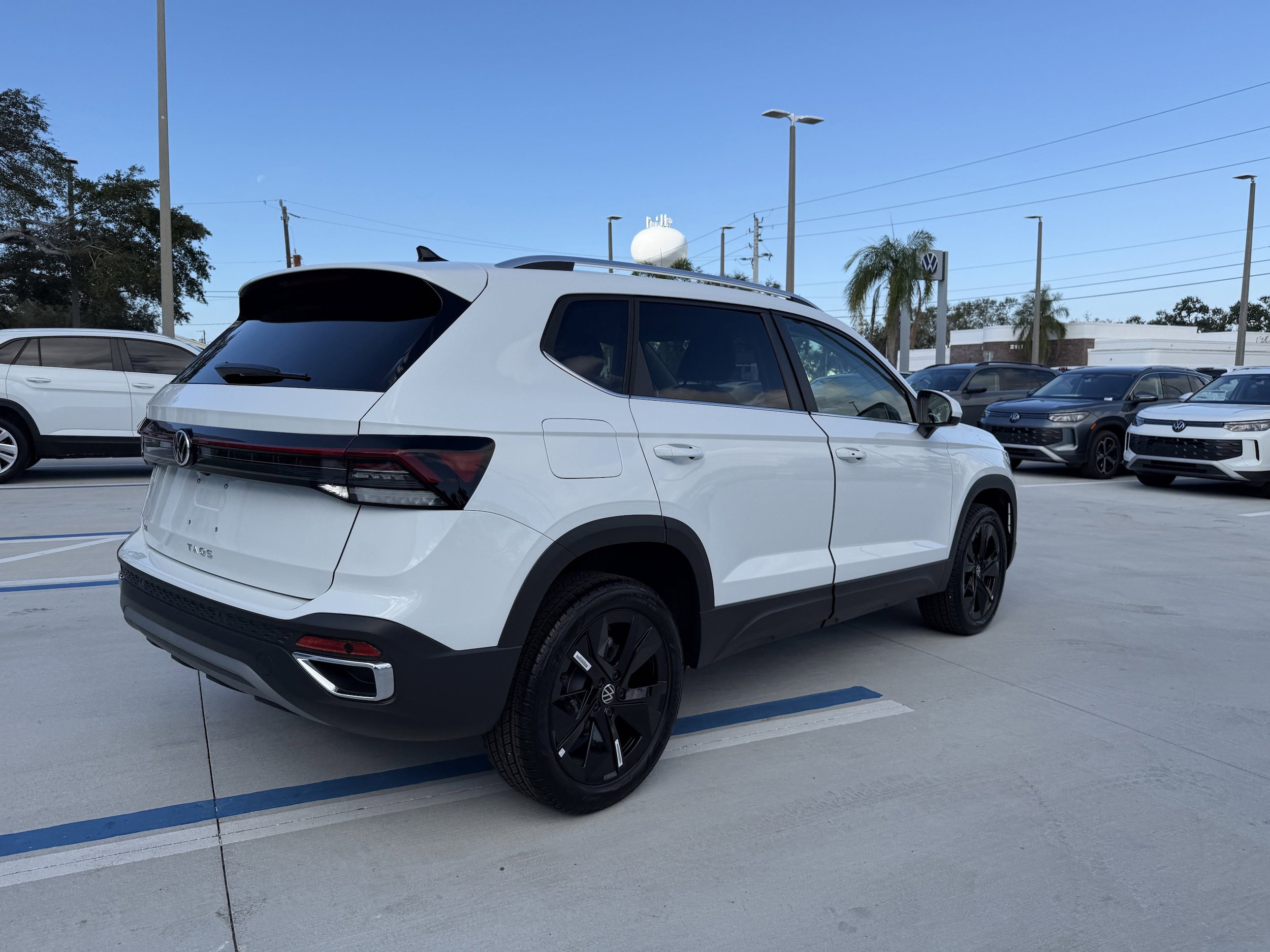 New 2026 Volkswagen Taos SE FWD image 3