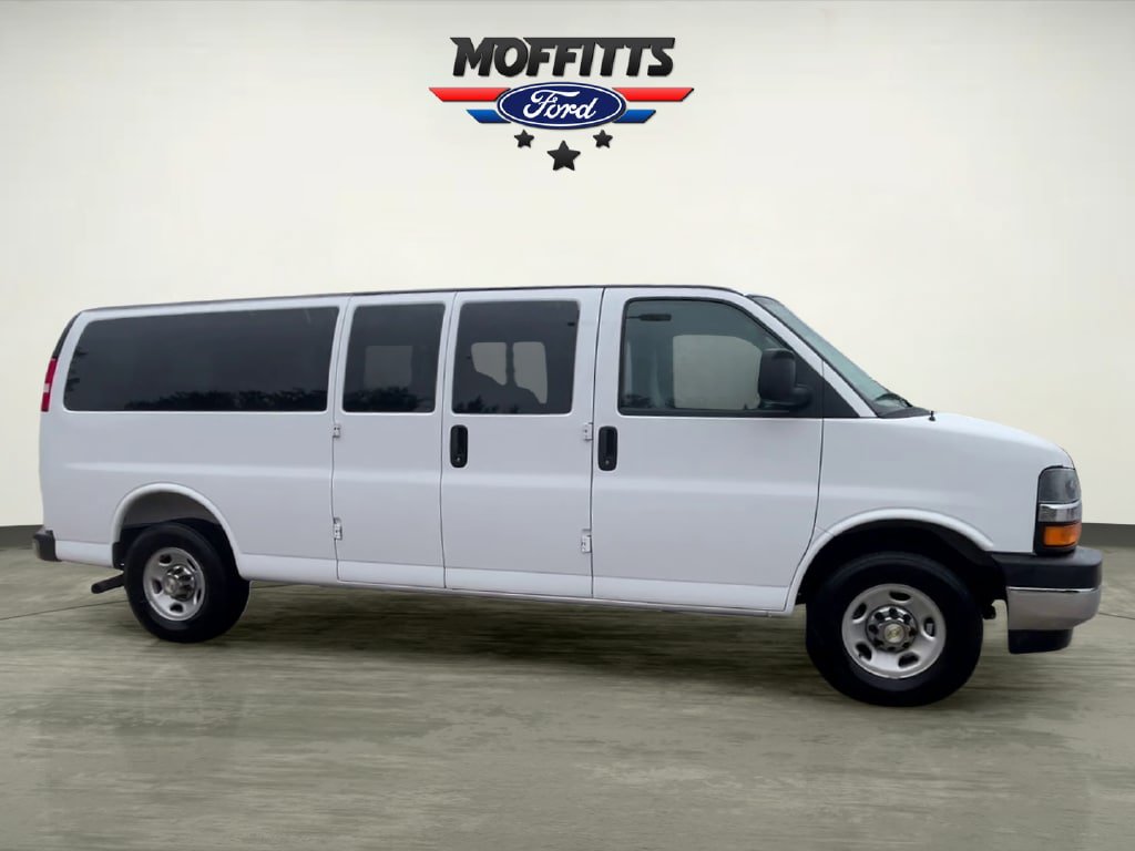 Used 2025 Chevrolet Express 3500 LT w/ LT Preferred Equipment Group RWD image 6