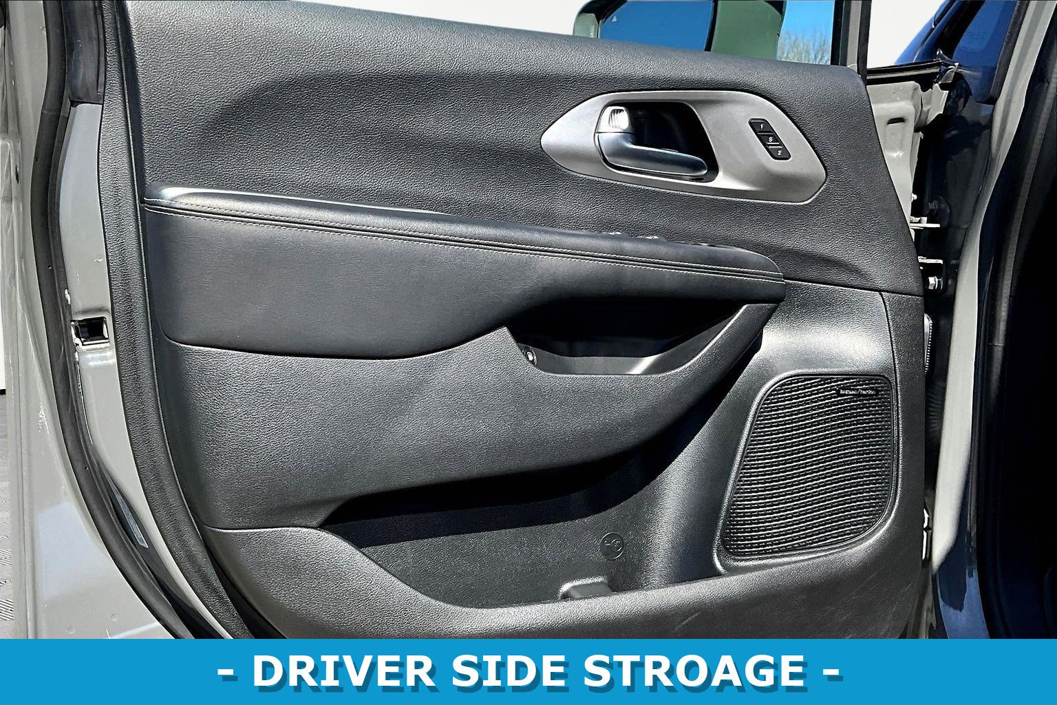 Used 2022 Chrysler Pacifica Limited w/ Uconnect Theater Family Group image 21