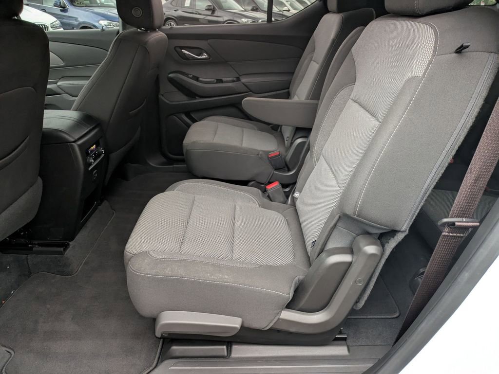 Used 2022 Chevrolet Traverse LT FWD image 18