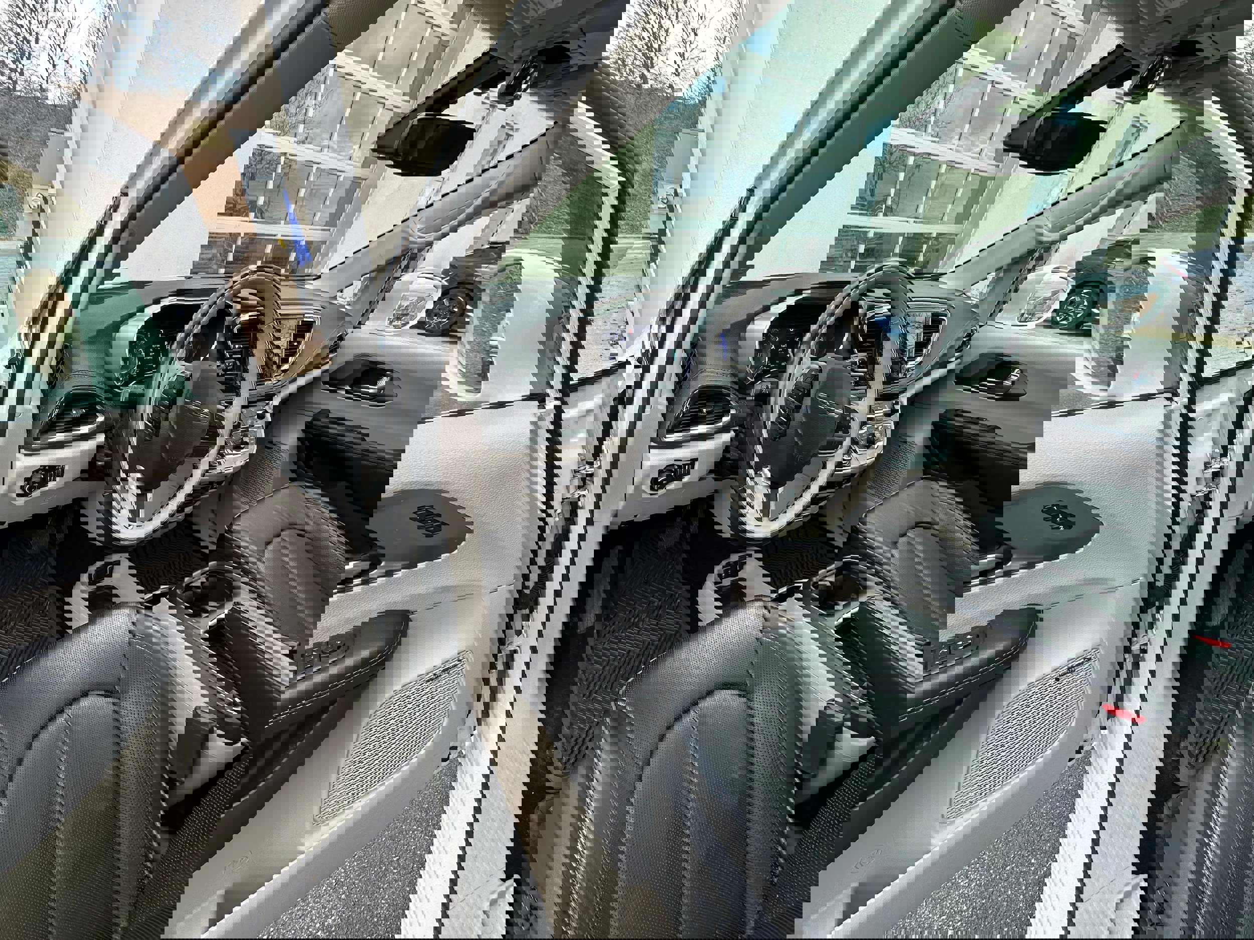 Used 2018 Chrysler Pacifica Limited image 34