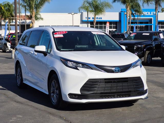 Used 2023 Toyota Sienna LE image 3