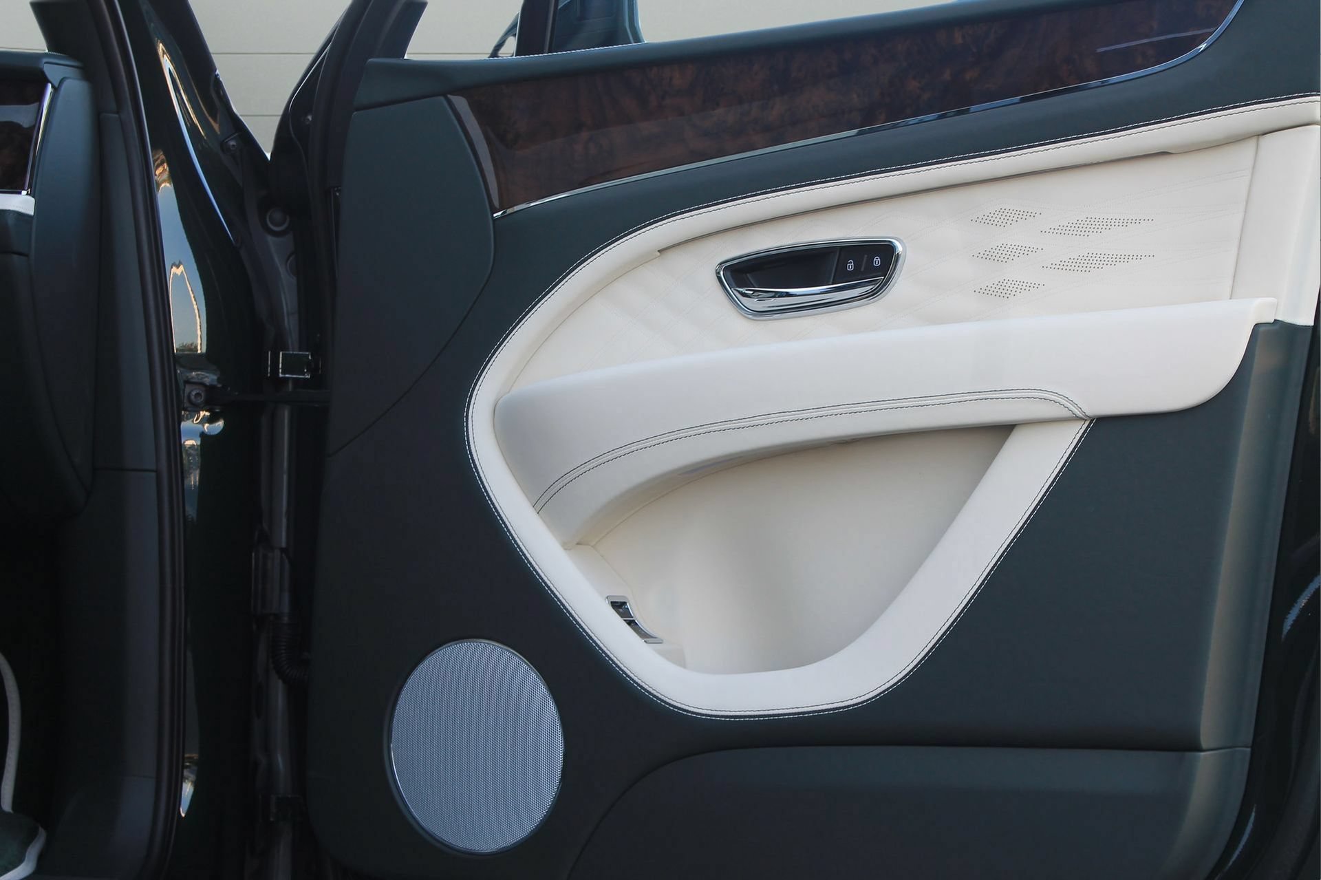 Certified 2024 Bentley Bentayga Extended Wheelbase AWD/4WD image 43