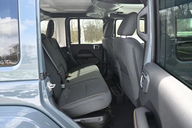 Used 2025 Jeep Wrangler Sahara image 21