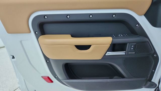 Used 2025 Land Rover Defender 90 X-Dynamic SE image 29