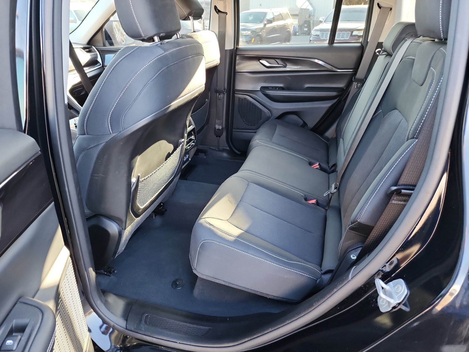 Used 2023 Jeep Grand Cherokee Laredo w/ Luxury Tech Group I RWD image 26