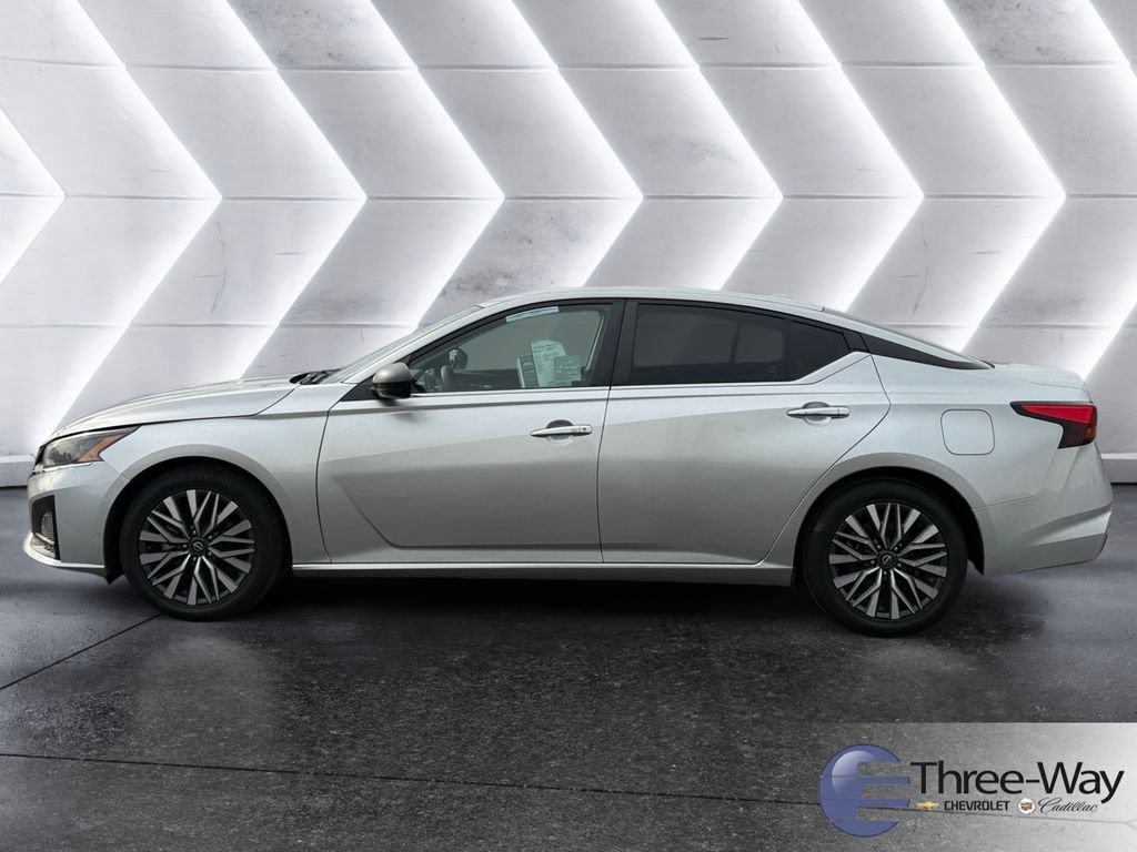 Used 2024 Nissan Altima 2.5 SV image 2