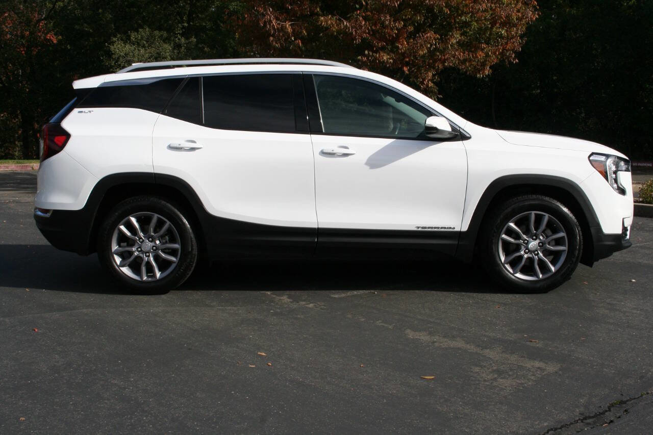 Used 2023 GMC Terrain SLT image 3