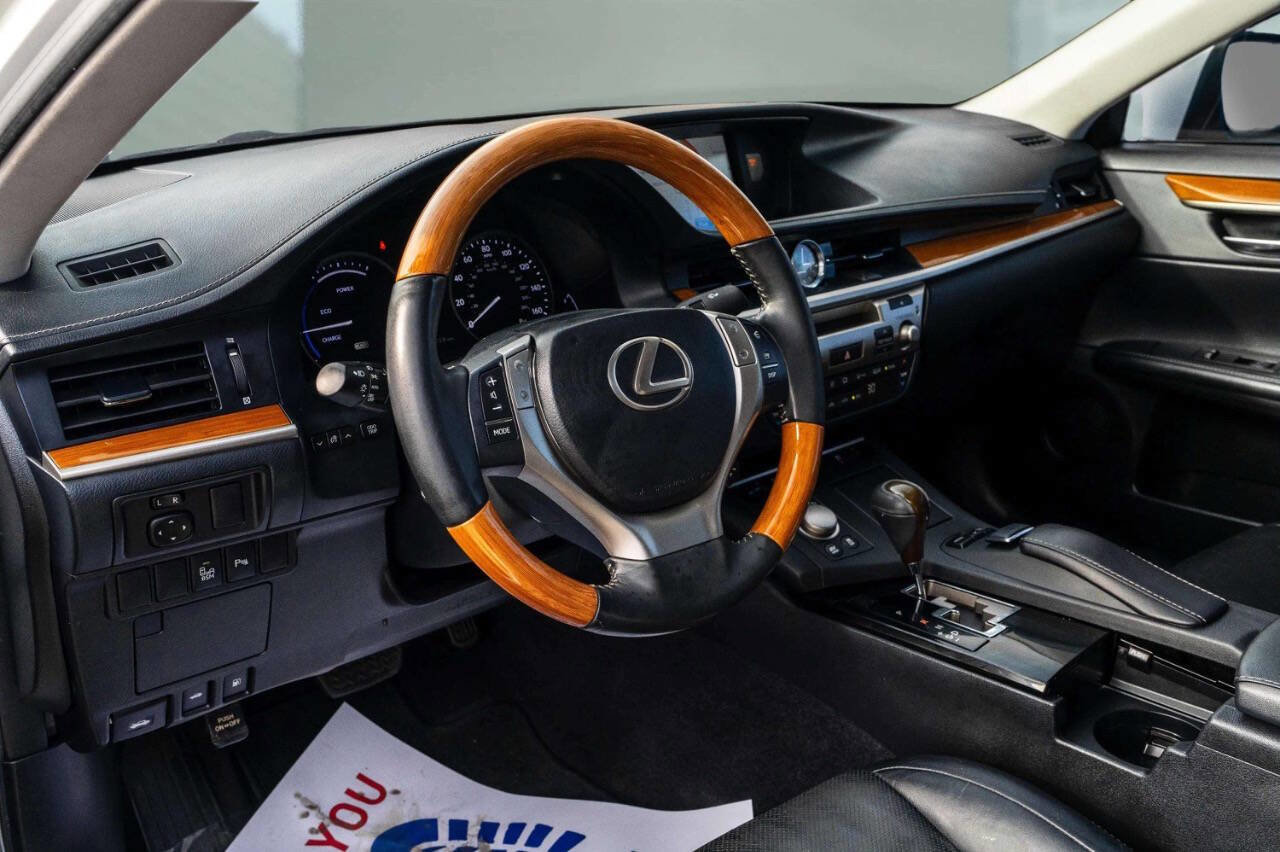 Used 2014 Lexus ES 300h w/ Luxury Package w/Bamboo Trim image 4