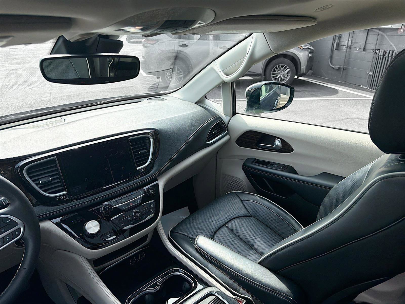 Used 2023 Chrysler Pacifica Limited image 25