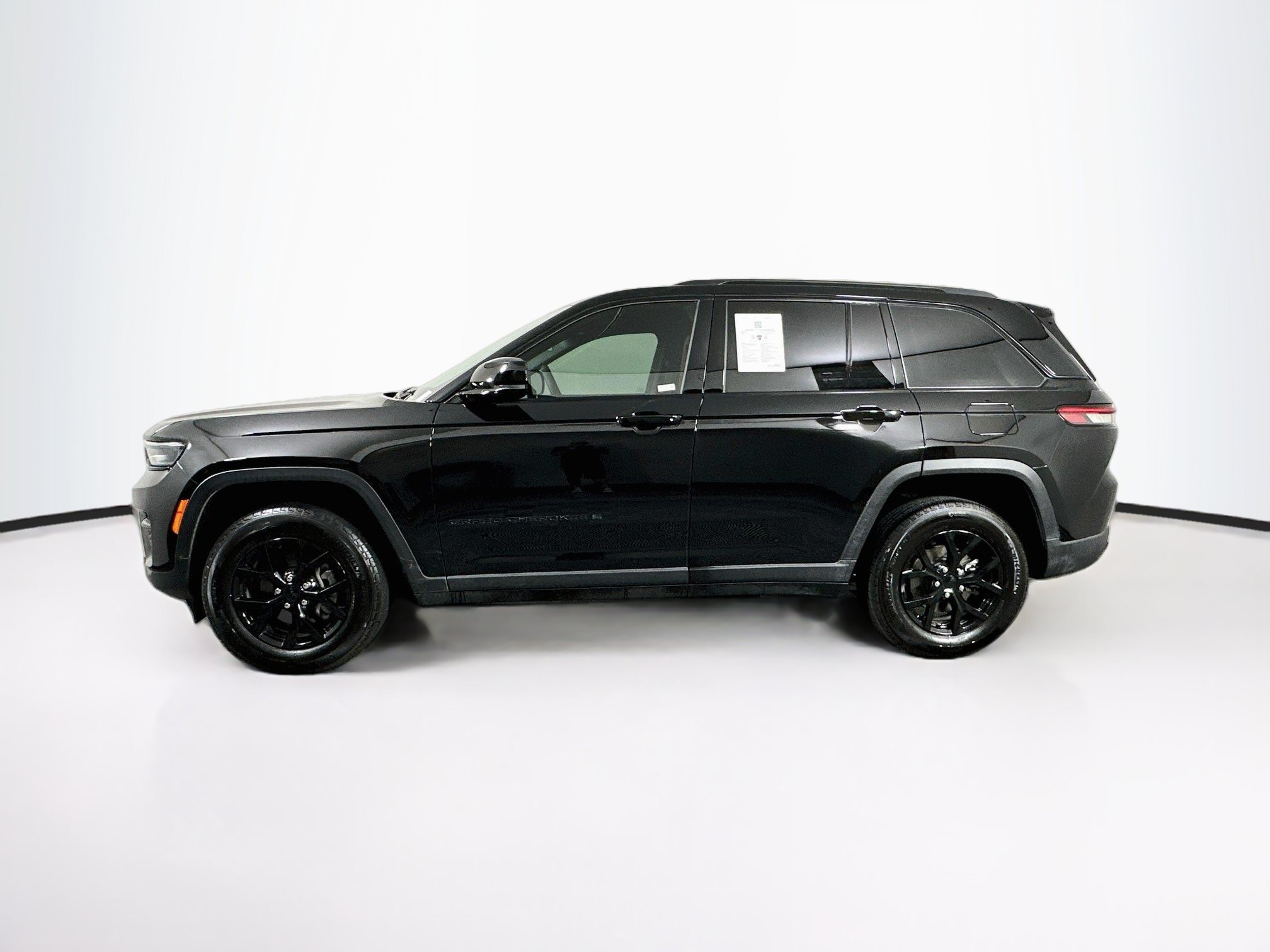 Used 2025 Jeep Grand Cherokee Altitude AWD/4WD image 4