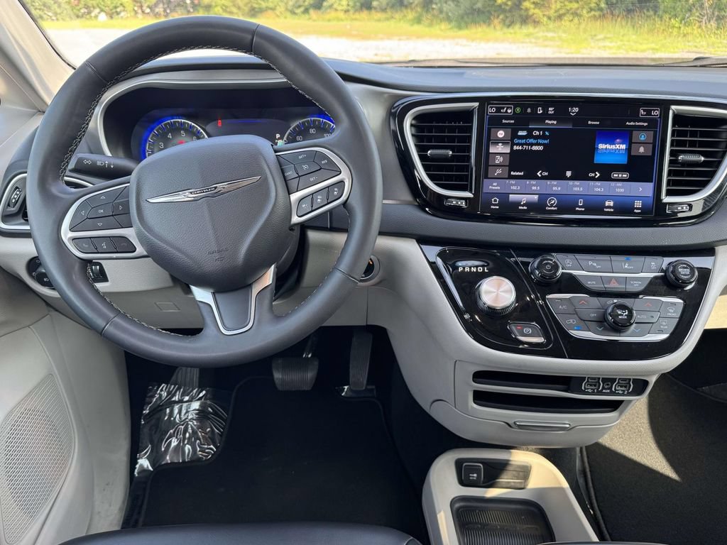 Used 2024 Chrysler Pacifica Touring-L FWD image 16