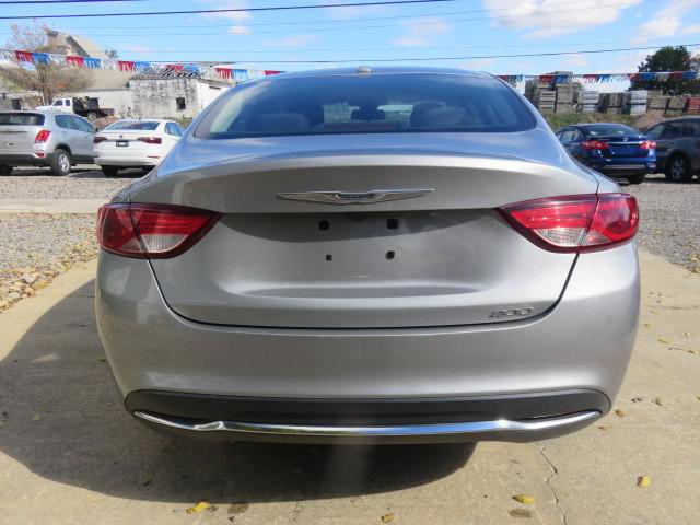 Used 2015 Chrysler 200 Limited w/ Convenience Group image 2