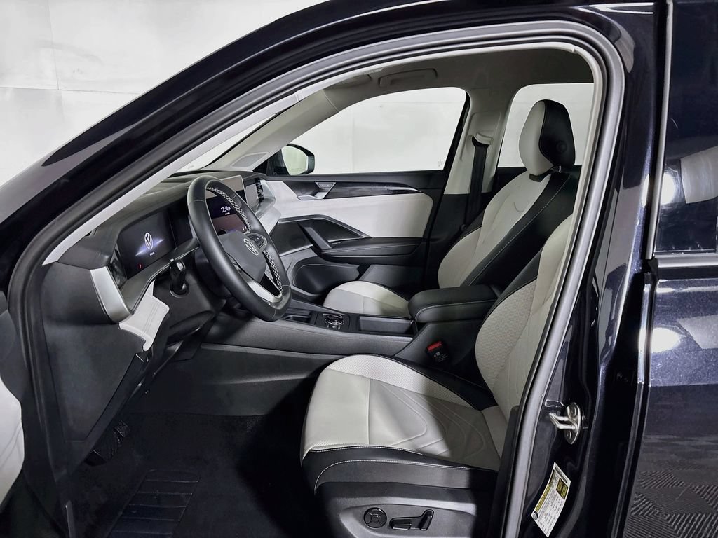 Certified 2025 Volkswagen Tiguan SE FWD image 12