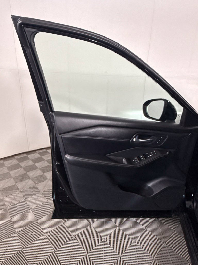 Used 2024 Nissan Rogue SL AWD/4WD image 14