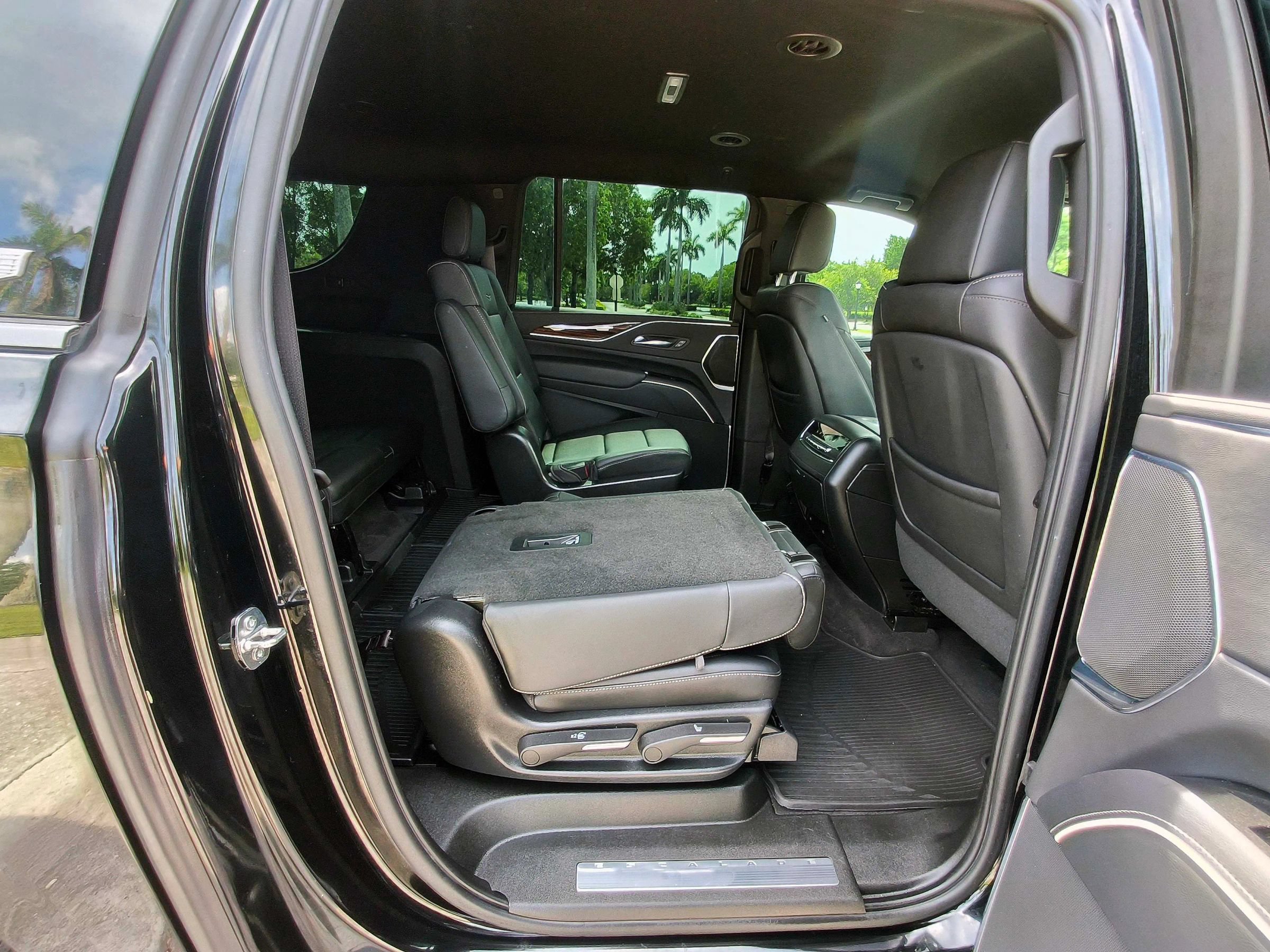 Used 2023 Cadillac Escalade ESV Luxury AWD/4WD image 16