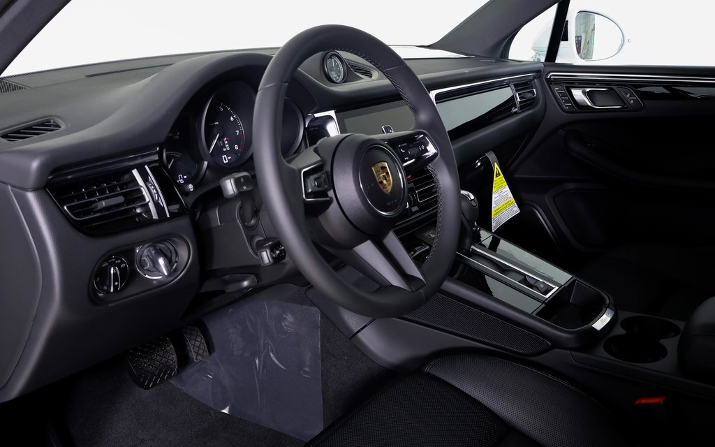 New 2025 Porsche Macan image 4