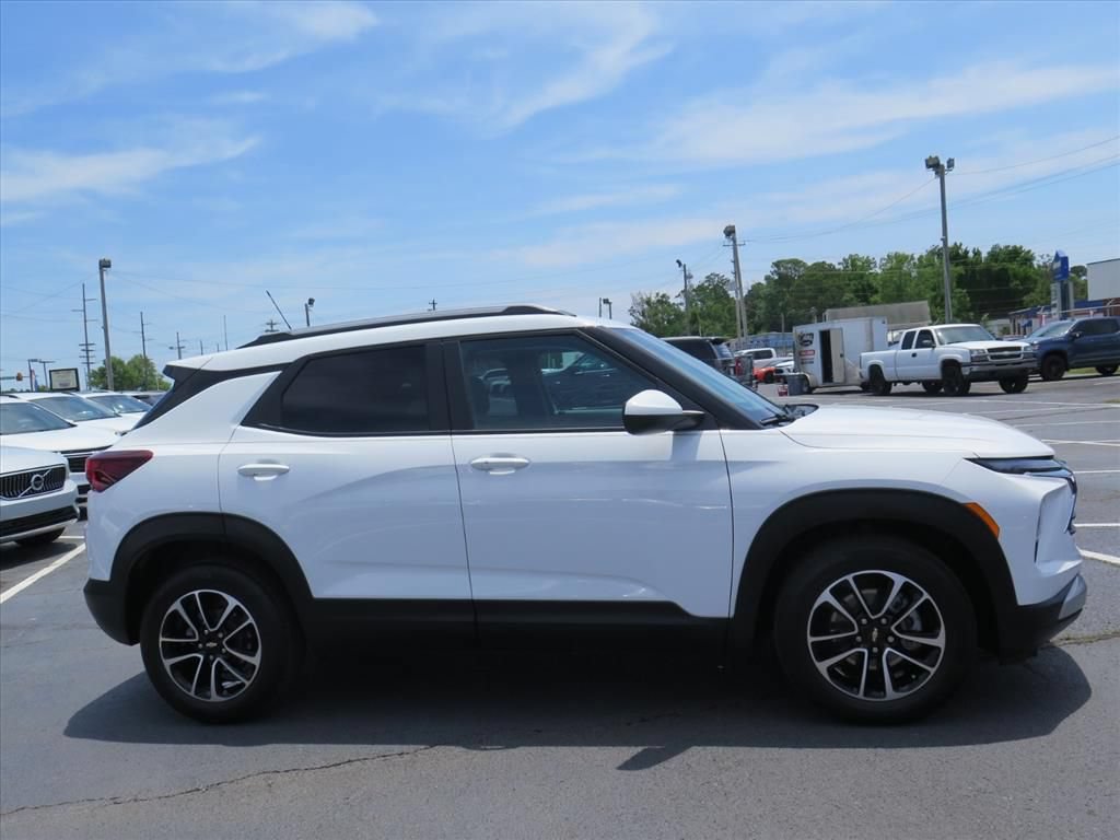 Used 2025 Chevrolet TrailBlazer LT w/ LT Cold Weather Package FWD image 2
